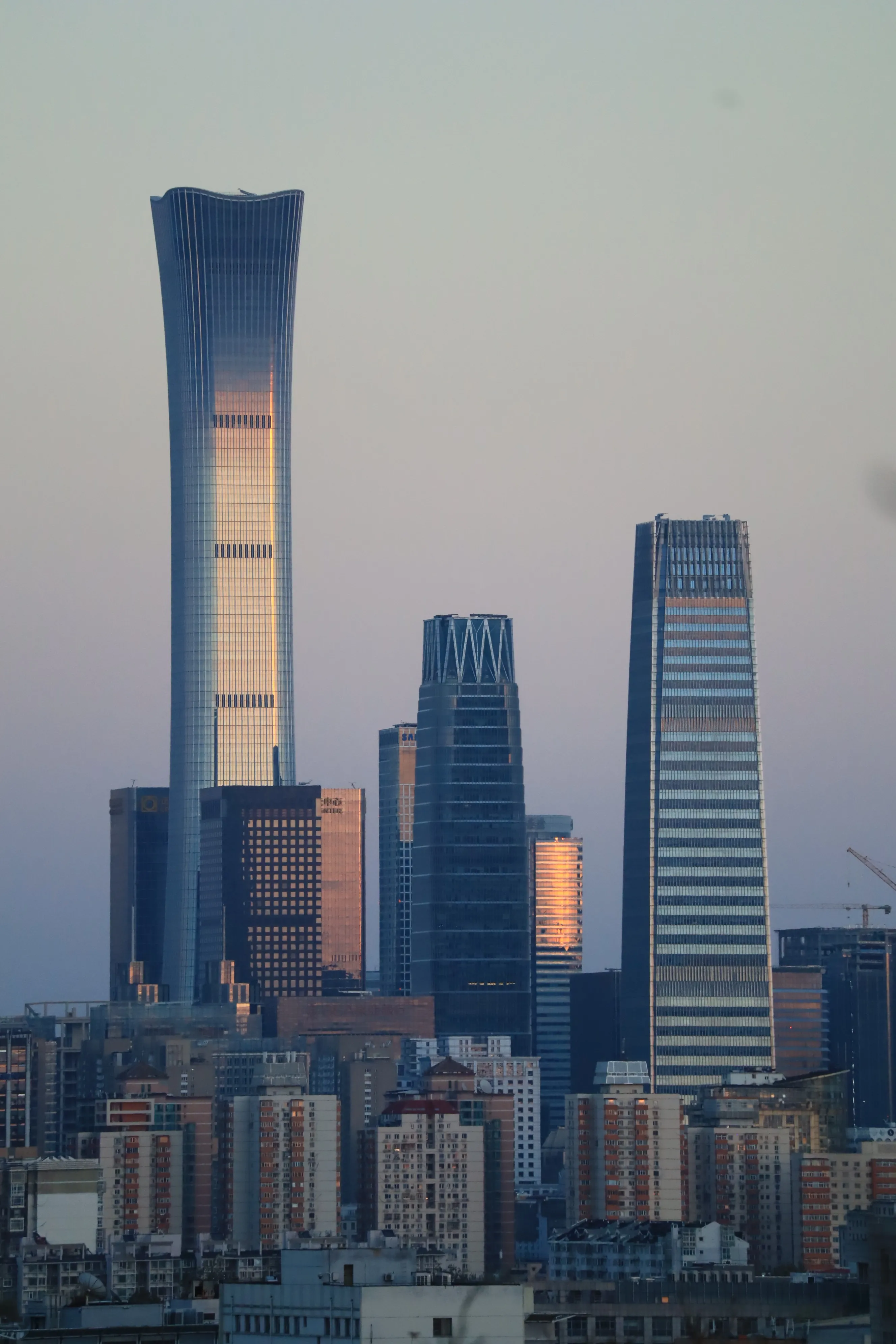 暮色晚霞中耸立的中信大厦与 CBD 天际线
