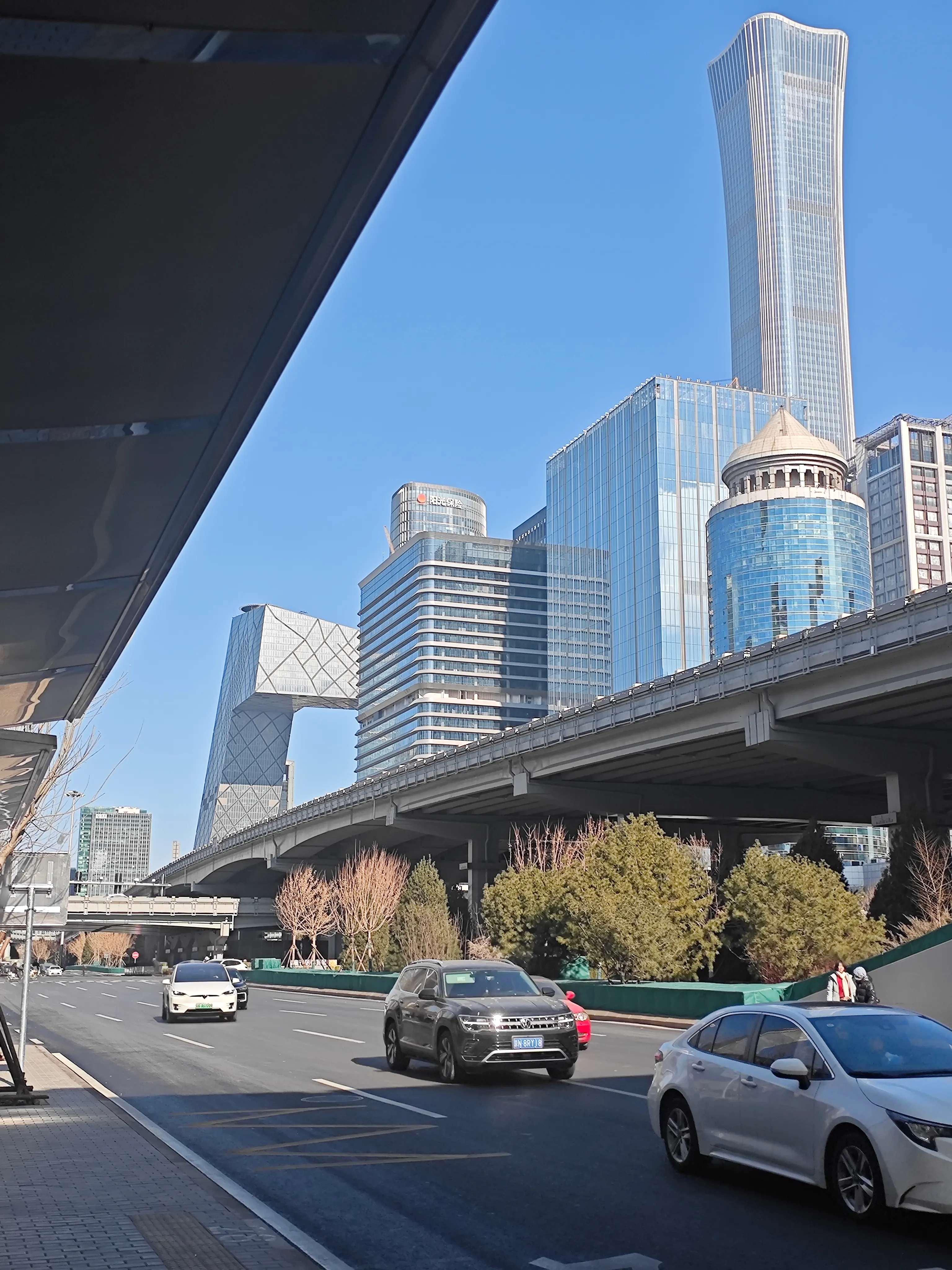 快离开北京时，在公司楼下仰拍中央广播电视总台建筑与远方的中信大厦