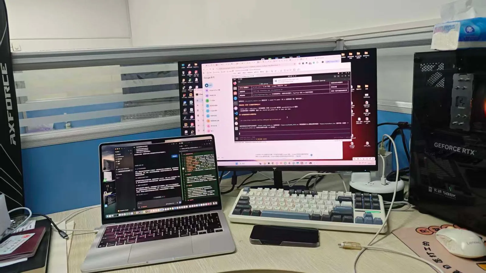 实验室工位：台式机跑实验，MacBook 整理结果