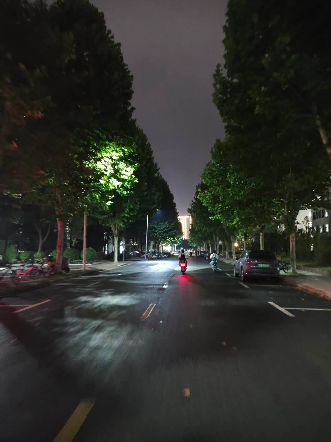 雨夜从实验室回宿舍的路上
